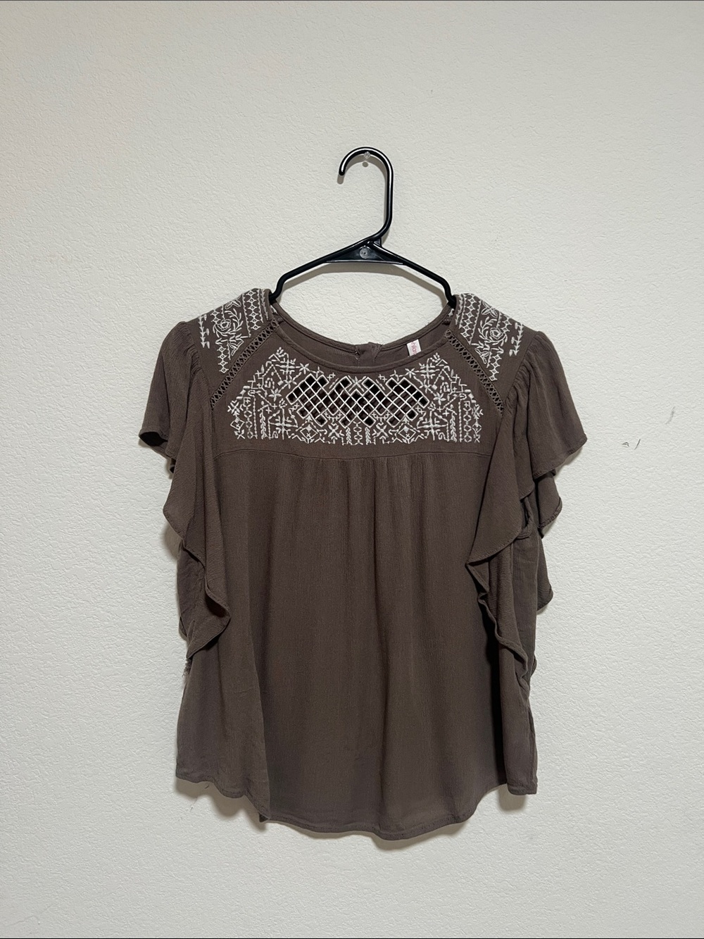 Women's Taupe brown Embroidered Flutter Sleeve Top Size L Flaterring fit